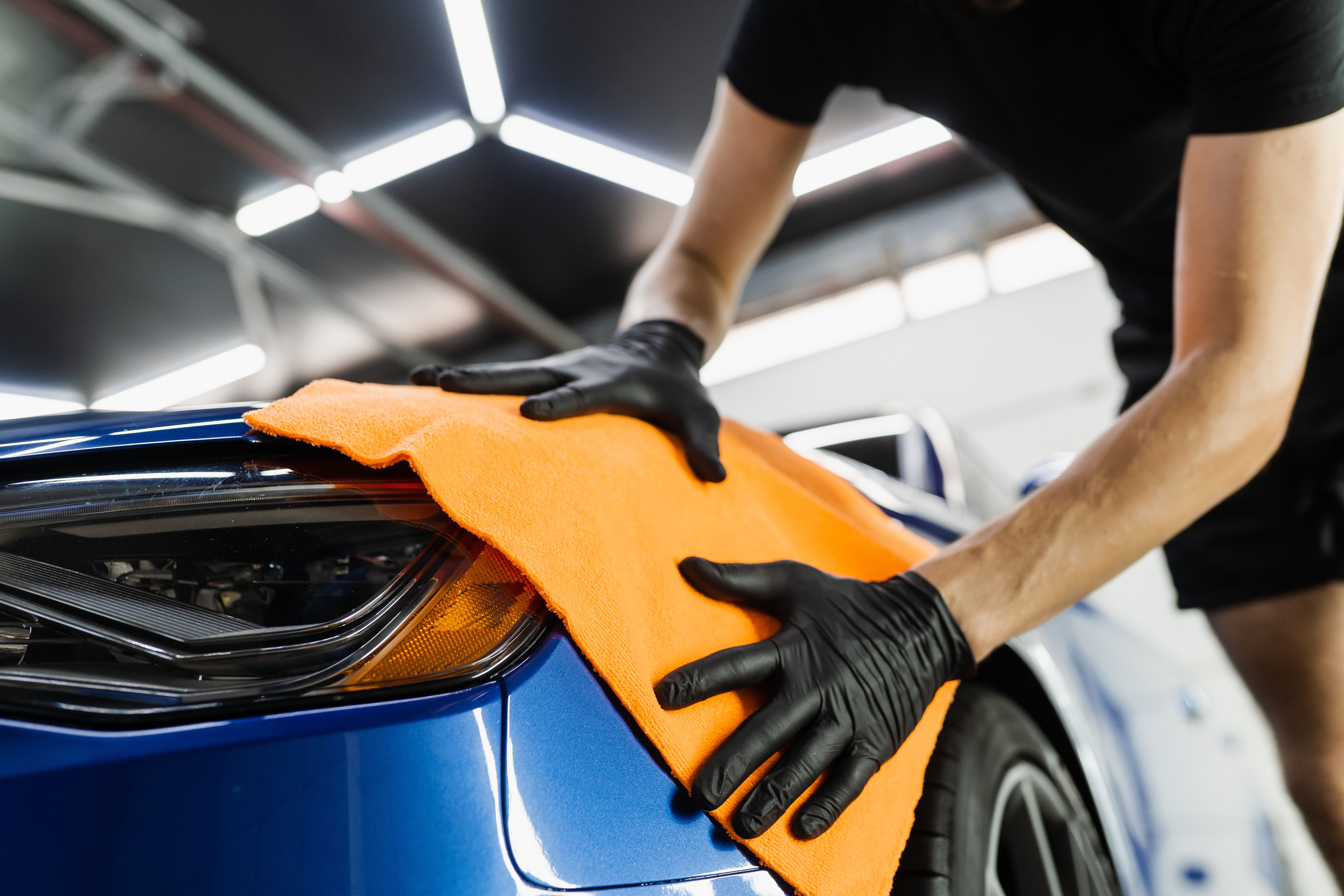 Profi-Detailer trocknet Fahrzeug mit Microfaser-Tuch — Car-Detailing-Deutschland